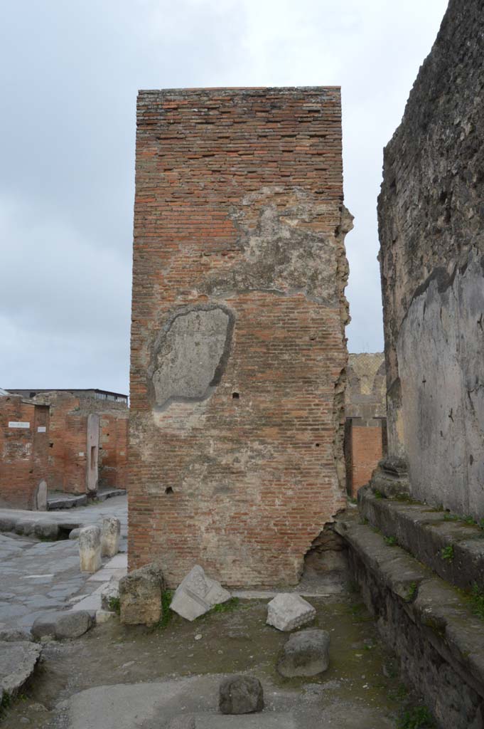 Arch at north-east end of the Forum. March 2019. Looking east towards west side.
Foto Taylor Lauritsen, ERC Grant 681269 DÉCOR.