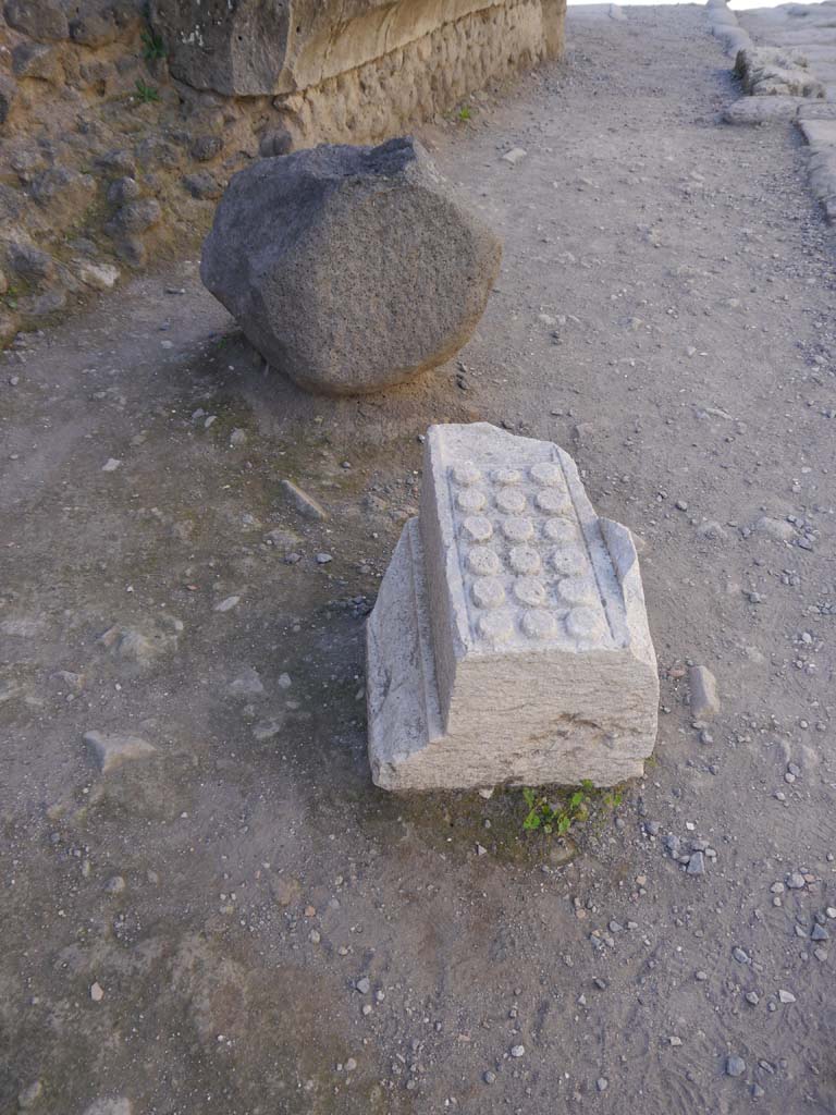 Near Temple of Jupiter/Arch in north-east end of the Forum. September 2018.
Tufa and marble objects in pavement in Vicolo dei Soprastanti.
Foto Anne Kleineberg, ERC Grant 681269 DÉCOR