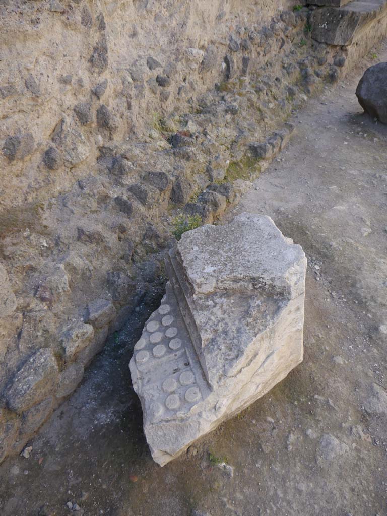 Near Temple of Jupiter/Arch in north-east end of the Forum. September 2018.
Marble object on pavement in Vicolo dei Soprastanti.
Foto Anne Kleineberg, ERC Grant 681269 DÉCOR.