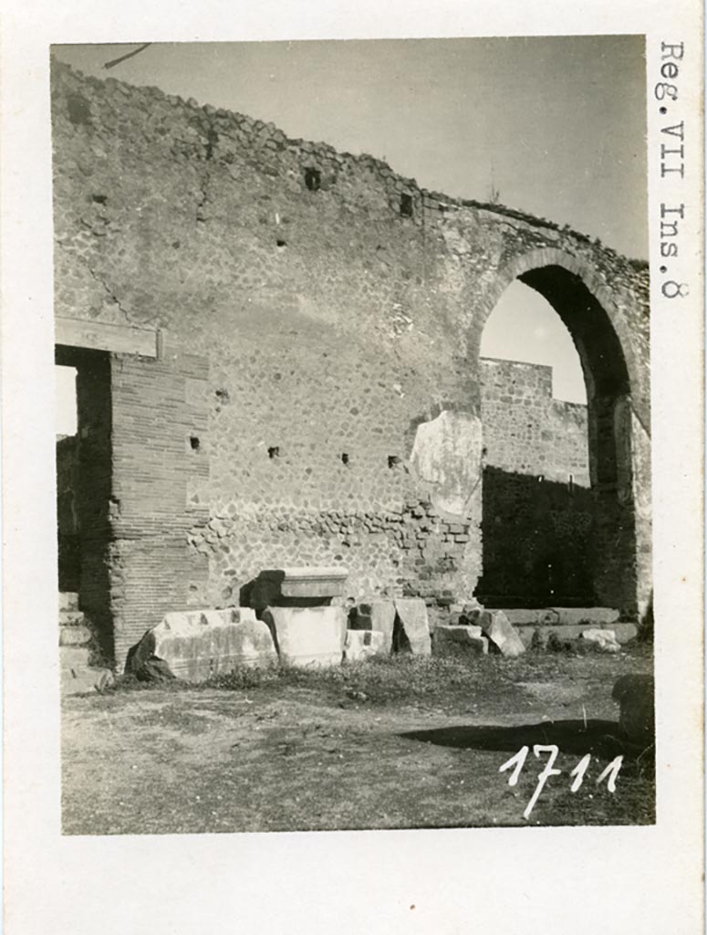 Arched entrance in north-west corner of Forum. Pre-1937-39.
On the left is VIII.7.26 entrance from Vicolo dei Soprastanti.
Photo courtesy of American Academy in Rome, Photographic Archive. Warsher collection no. 1711.