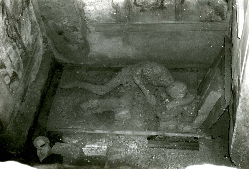 I.8.17 Pompeii. 1968. Casa dei Quattro Stili, cubiculum NE of atrium, cast of Calco G from above.
This cast is not from this house but is still in the same room as it was in the Jashemski photograph of 1959 below.
Photo courtesy of Anne Laidlaw.
American Academy in Rome, Photographic Archive. Laidlaw collection _P_68_14_26.
The victim is thought to be a male and appears to have drapery rolled up at the waist. There is no record of the find date or location.
See Osanna, N., Capurso, A., e Masseroli, S. M., 2021. I Calchi di Pompei da Giuseppe Fiorelli ad oggi: Studi e Ricerche del PAP 46, p. 554-5, Calco G.