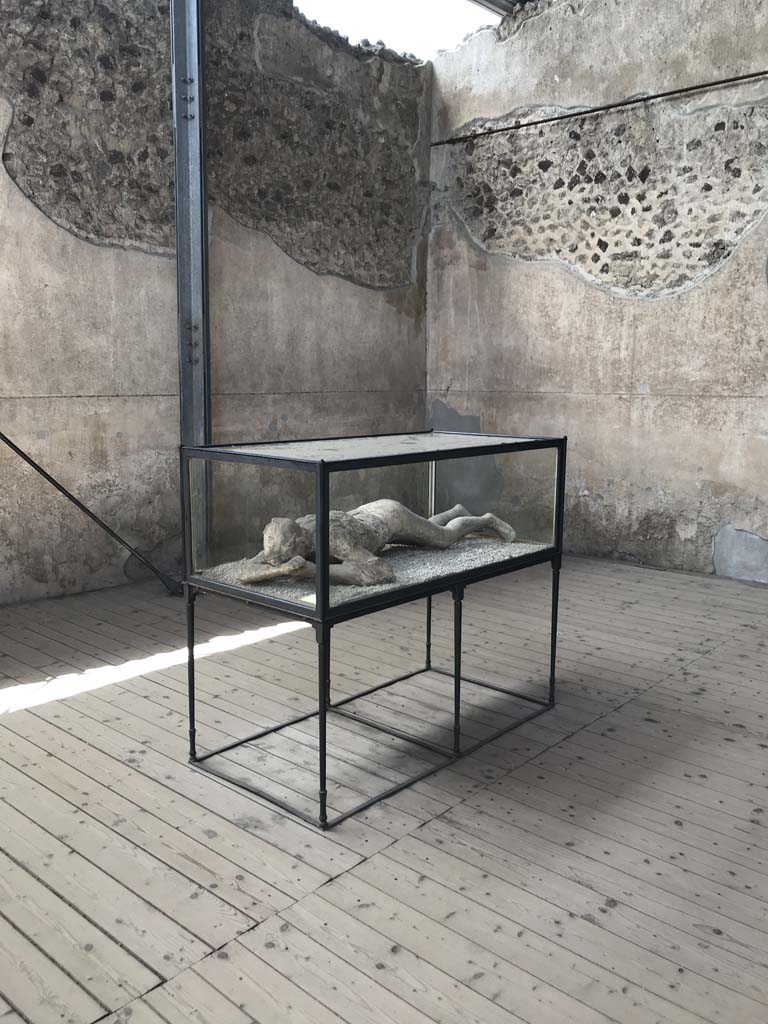 Victim 10 in VII.1.8 Pompeii. April 2019. Looking towards north-west corner of destrictarium E at west end of south portico B.
Photo courtesy of Rick Bauer.