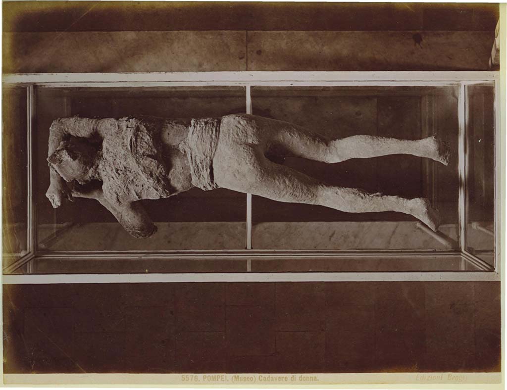 Victim numbered 10 photographed by Brogi (no. 5576) "POMPEI. (Museo) Cadavere di donna" in the display case in the museum.
Photo courtesy of Eugene Dwyer.