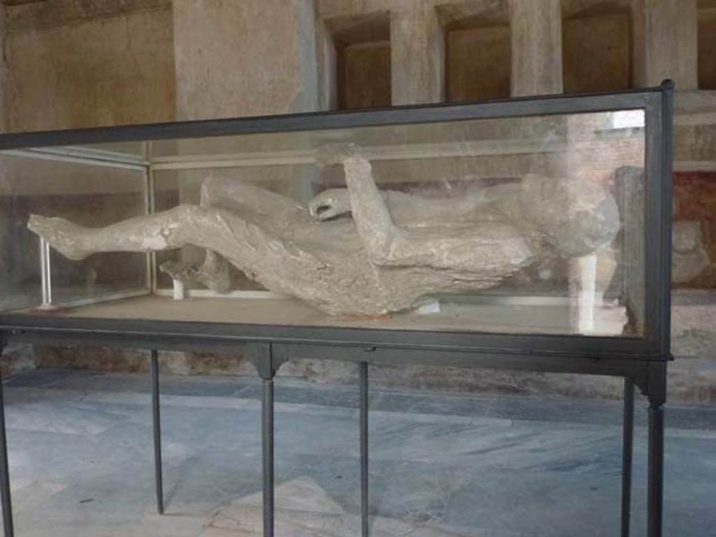 VII.1.8 Pompeii. June 2012. Plaster cast of victim 15, on display in men’s changing room 2.
Photo courtesy of Michael Binns.
