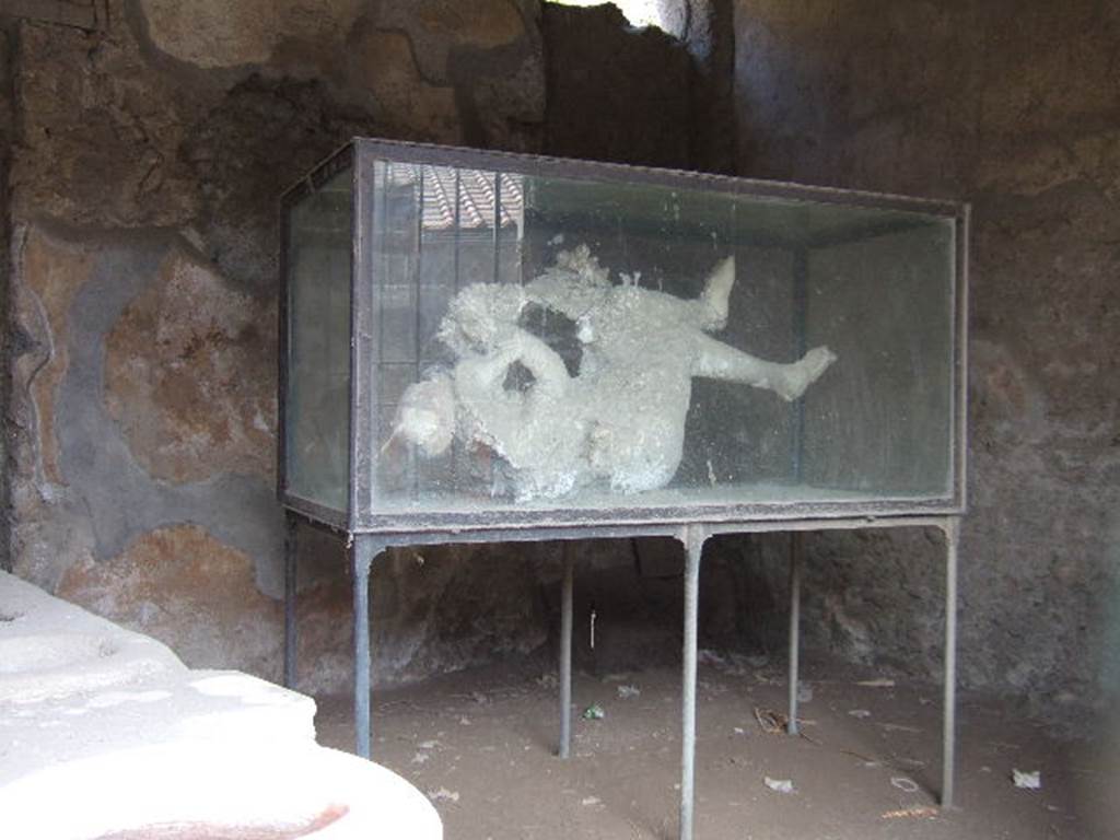III.6.1 Pompeii. September 2005. Victim 27. Plaster cast of female victim found in Vicolo di Venere, 8th to 12th September 1933.
Originally she had a small bronze amphora in her hand and, probably, some object high on the right side; in a canvas bag under the left flank there were two bronze coins of Vespasian and Galba, and a small coin with a hardly recognizable imprint.
See Osanna, N., Capurso, A., e Masseroli, S. M., 2021. I Calchi di Pompei da Giuseppe Fiorelli ad oggi: Studi e Ricerche del PAP 46, p. 382.