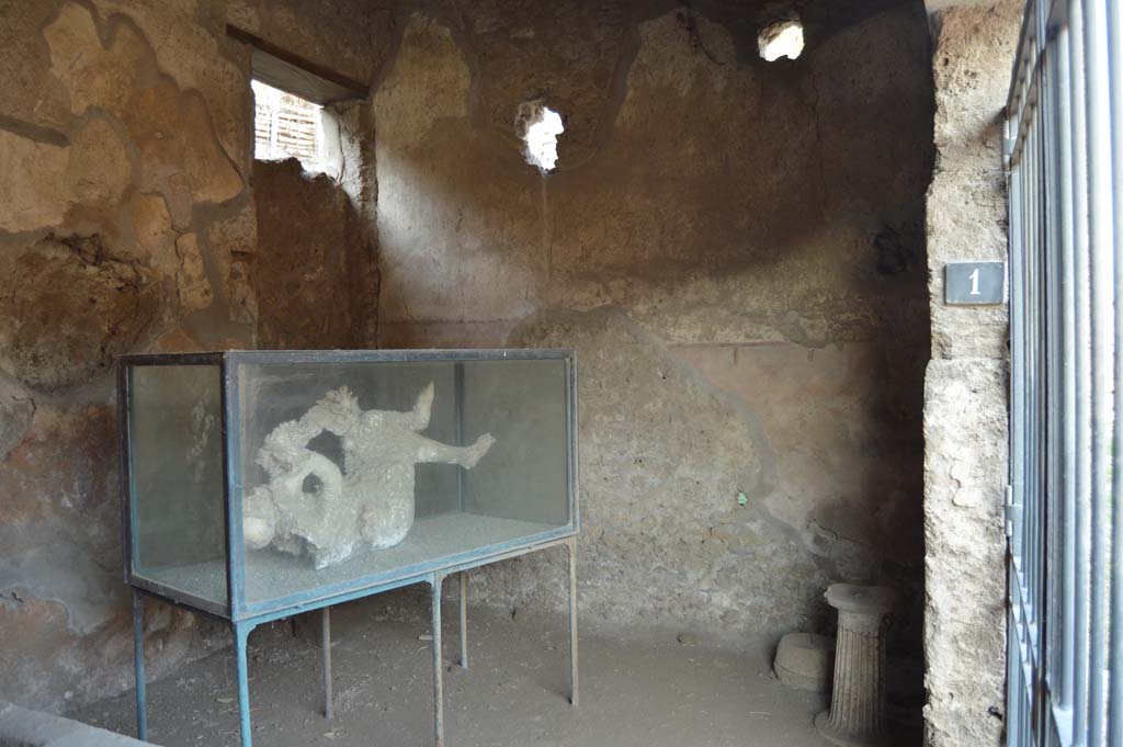 III.6.1 Pompeii. October 2017. Looking towards glass case with cast of victim 27 and east wall of bar-room.
Foto Taylor Lauritsen, ERC Grant 681269 DÉCOR.