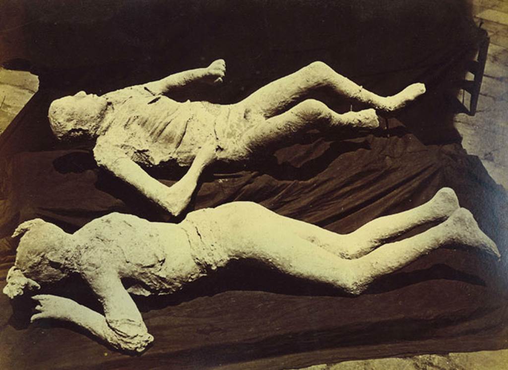 Victims nos. 9, at rear and 10, in front. Man and Woman from Strada Stabiana. Photo: G. Sommer.
See Giornale degli Scavi, n.s.IV, (1875), p.173).