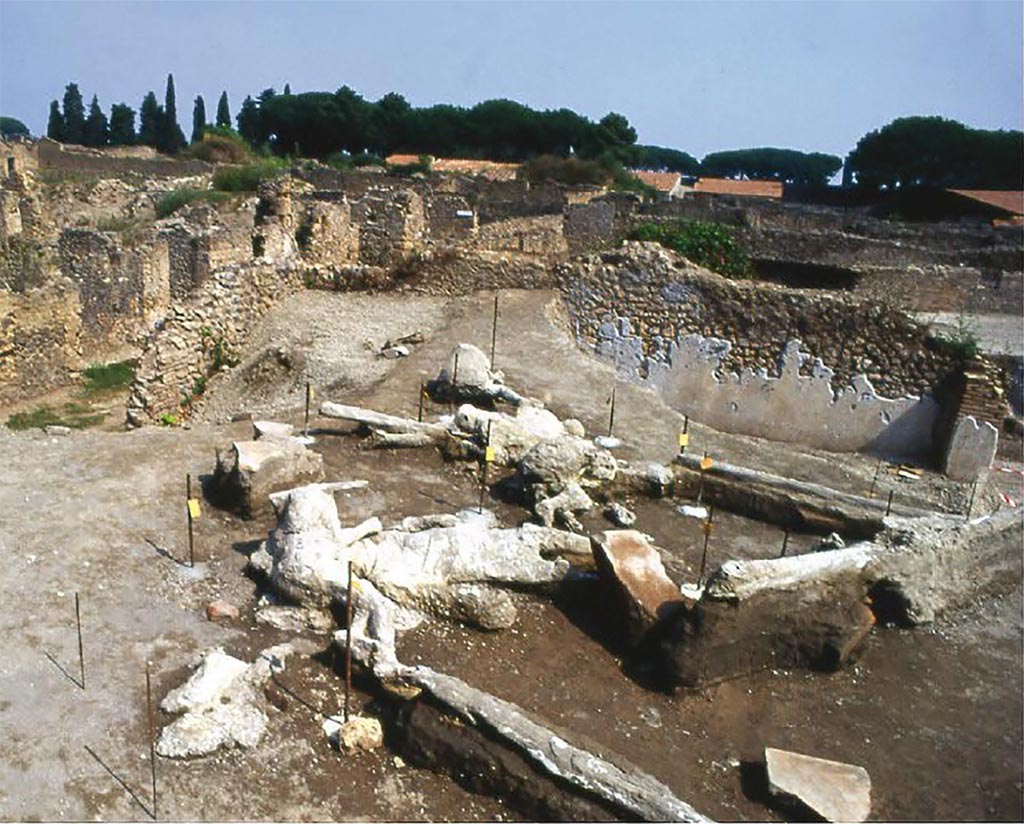I.22.1 Pompeii. 1989. Plaster casts of victims 70 to 78.
Alla fine di agosto del 1989 fu scoperto, in un settore non precedentemente scavato dell'angolo nord-ovest dell'Insula 22 della Regio I, un gruppo di dieci vittime, nello strato di cenere ad una altezza di circa 2,50 metri dal piano di calpestio antico, di cui si riuscì a farne il calco di nove lasciati in situ con adeguata copertura; anche in questo caso non è da escludersi che il gruppo era legato da vincoli di parentela per la presenza di due bambini e forse di una donna incinta abbracciata ad un uomo (NAPPO 1992, pp. 16-18).
At the end of August 1989 a group of ten victims was discovered in a previously unexcavated sector of the north-west corner of Insula 22 of Regio I, in the ash layer at a height of approximately 2.50 metres from the ancient floor level, of which it was possible to make nine casts, which were left in situ with adequate covering; also in this case it cannot be excluded that the group was linked by family ties due to the presence of two children and perhaps of a pregnant woman hugging a man (NAPPO 1992, pp. 16-18)
Vedi/See De Carolis E., and Patricelli D., 2018. Impronte Pompeiane. Roma: L'Erma di Bretschneider, p. 105, (fig. 85).