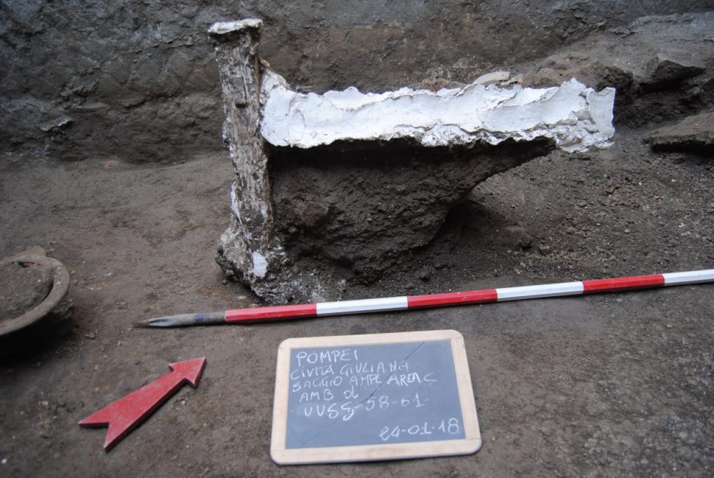 January 2018. Part of a wooden bed, a cast of which has been made.
Gennaio 2018. Parte di un letto in legno di cui è stato possibile realizzare il calco.
Photograph © Parco Archeologico di Pompei.