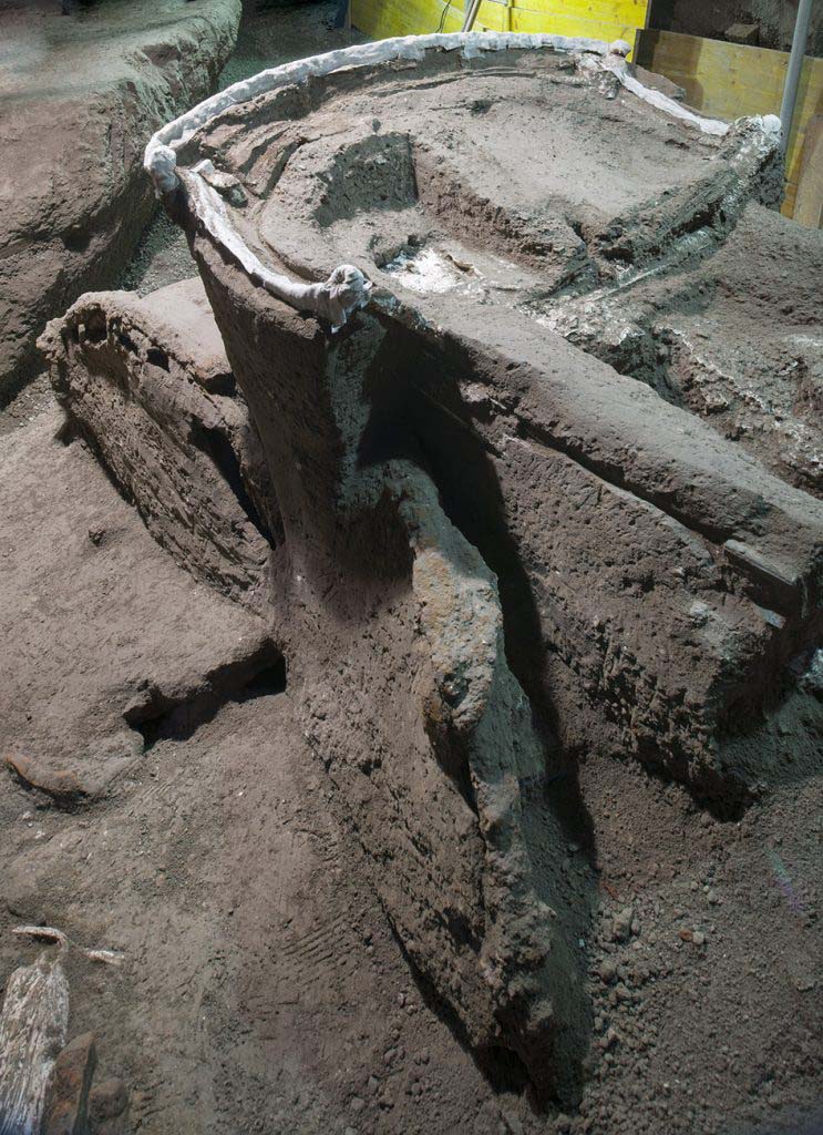 Cività Giuliana. February 2021.
The layer of cinerite which entombed the chariot had allowed the preservation of its original dimensions and of the individual parts which mark out the connected structure.
The artefact in question is a four-wheeled chariot which, on the basis of information recorded by sources and the few archaeological traces that have otherwise been found to date, can probably be identified as a pilentum, a transport vehicle used in the Roman world by the elites in ceremonial contexts.
Cività Giuliana. Febbraio 2021
La coltre di cinerite che ha sigillato il carro ha permesso la conservazione delle dimensioni originarie e delle singole parti che ne scandiscono la struttura in connessione.
Si tratta di un carro a quattro ruote, probabilmente identificabile sulla base delle notizie tramandate dalle fonti e dei pochi riscontri archeologici ad oggi noti con un Pilentum, un veicolo da trasporto usato nel mondo romano dalle élites in contesti cerimoniali.
Photograph © Parco Archeologico di Pompei.