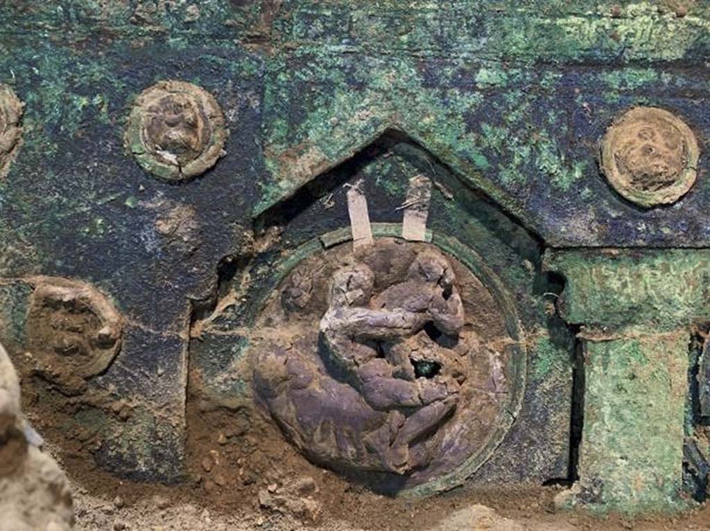 Cività Giuliana. February 2021. The bronze sheet is also decorated in its upper section with small medallions, also in tin, which depict cupids engaged in various activities.
In the lower section of the chariot there is a small female herm in bronze with a crown.
Cività Giuliana. Febbraio 2021. La lamina bronzea è inoltre decorata nella parte superiore con piccoli medaglioni, sempre in stagno, che riproducono amorini impegnati in varie attività.
Nella parte inferiore del carro si conserva una piccola erma femminile in bronzo con corona.
Photograph © Parco Archeologico di Pompei.