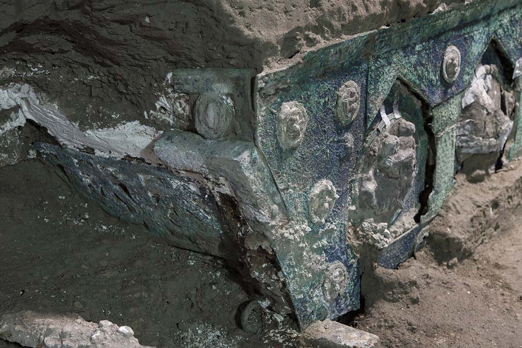 Cività Giuliana. February 2021. It has been possible to preserve the shaft and platform of the chariot, as well as the imprints of ropes, thus revealing the chariot in all of its complexity.
Cività Giuliana. Febbraio 2021. Si è potuto conservare il timone e il panchetto del carro, ma anche impronte di funi e cordami, restituendo così il carro nella sua complessità.
Photograph © Parco Archeologico di Pompei.