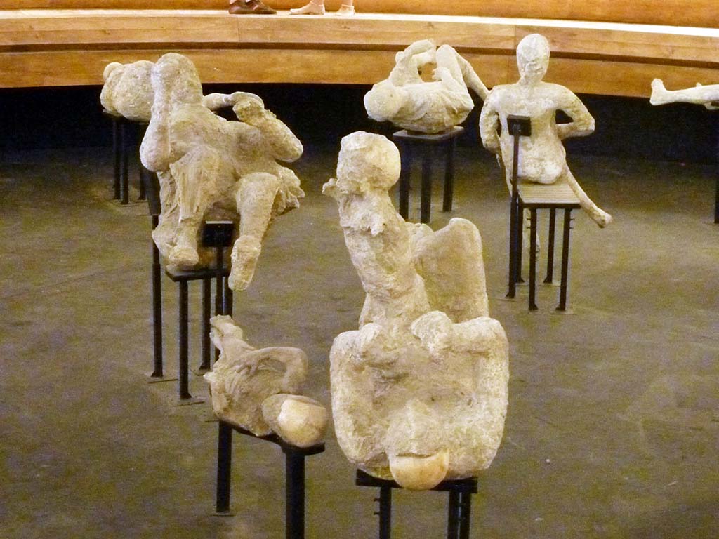 VI.17.42 Pompeii. Victims 50 to 53 on display in the pyramid in the amphitheatre, September 2015. Plaster-casts of the group of four.