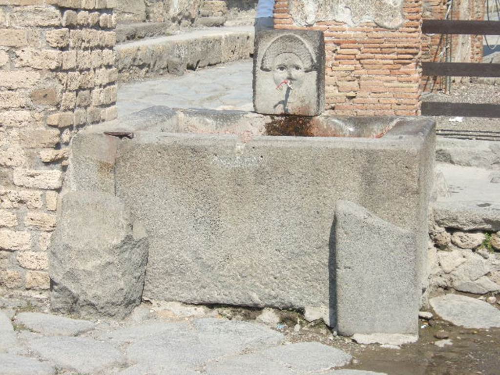 Fountain outside I.4.15 on Via Stabiana. September 2005. Looking east.