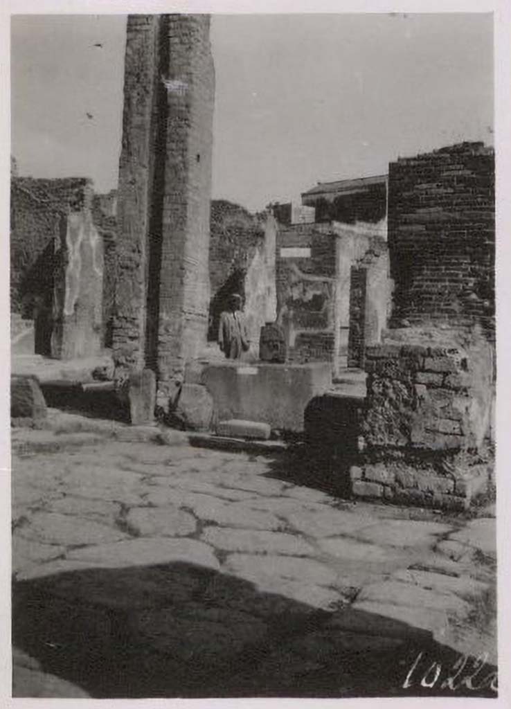 Fountain outside I.4.15 on Via Stabiana. Pre-1943. Looking north-east across crossroads of Holconius.
Photo by Tatiana Warscher.
See Warscher, T. Codex Topographicus Pompeianus, IX.1. (1943), Swedish Institute, Rome. (no.65).