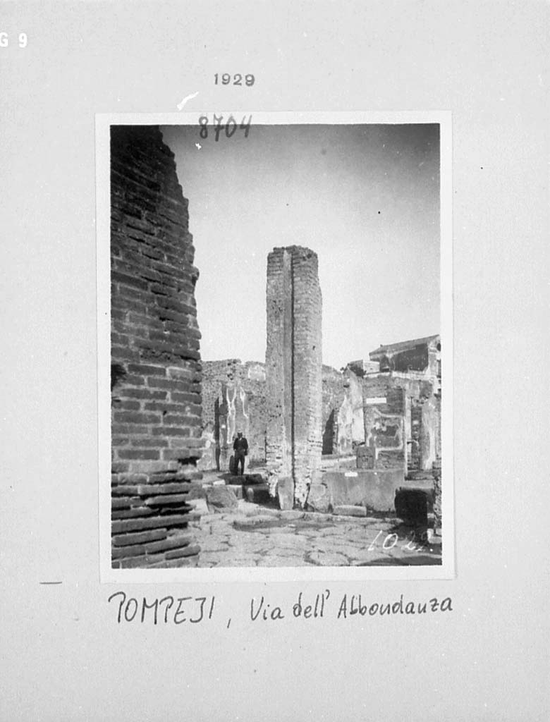 Fountain outside I.4.15 on Via Stabiana. 1929. Looking north-east across crossroads of Holconius.
Photo by Tatiana Warscher.
DAIR 29.8704. Photo © Deutsches Archäologisches Institut, Abteilung Rom, Arkiv.