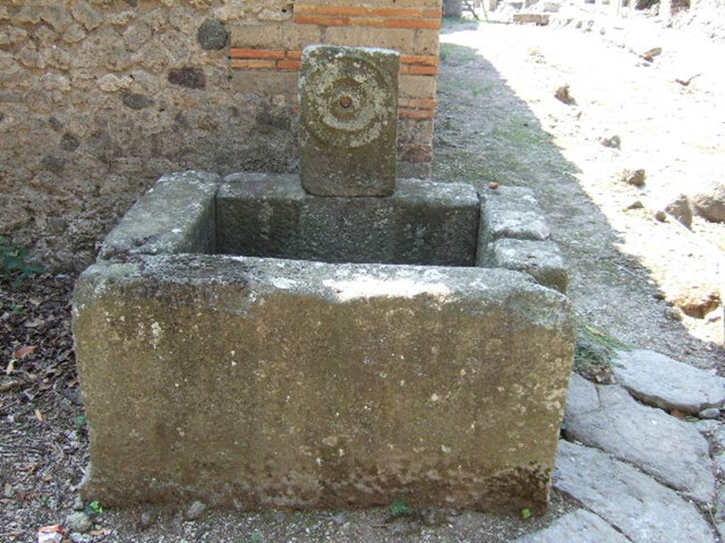 Fountain outside I.5.2, Pompeii. September 2005. Relief of “patera” or plate.