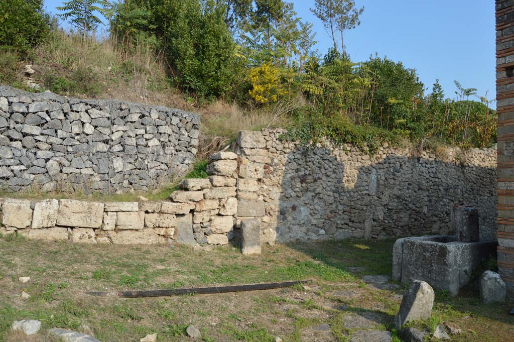 Fountain at 1.5.2, Pompeii. October 2017. Stones and fountain on corner of Vicolo del Citarista and Vicolo del Conciapelle.
Foto Taylor Lauritsen, ERC Grant 681269 DÉCOR.