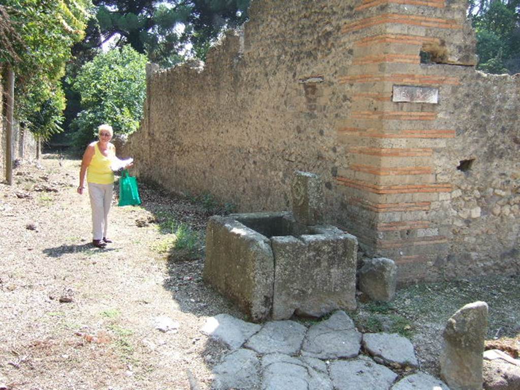 Fountain outside I.5.2, Pompeii. September 2005.
Looking south-west from stone in road on west side of Vicolo del Citarista and south side of Vicolo del Conciapelle.