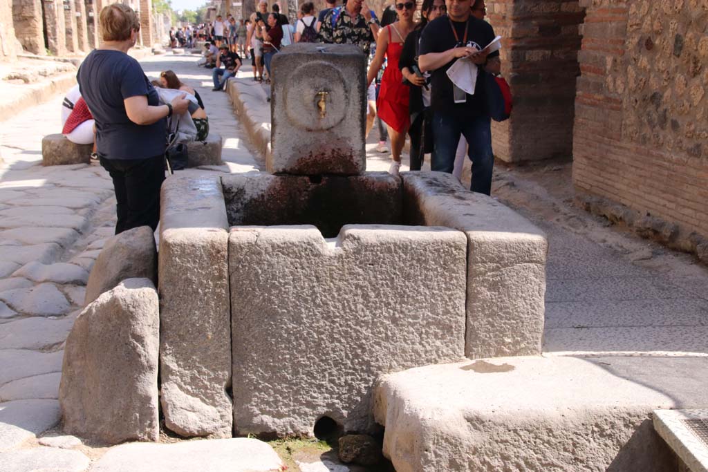 Fountain outside I.9.1 on Via dell’Abbondanza. September 2019. Looking east. Photo courtesy of Klaus Heese.