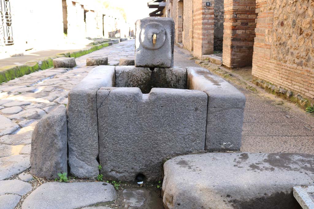 Fountain outside I.9.1 on Via dell’Abbondanza. December 2018. West side of fountain, looking east. Photo courtesy of Aude Durand.