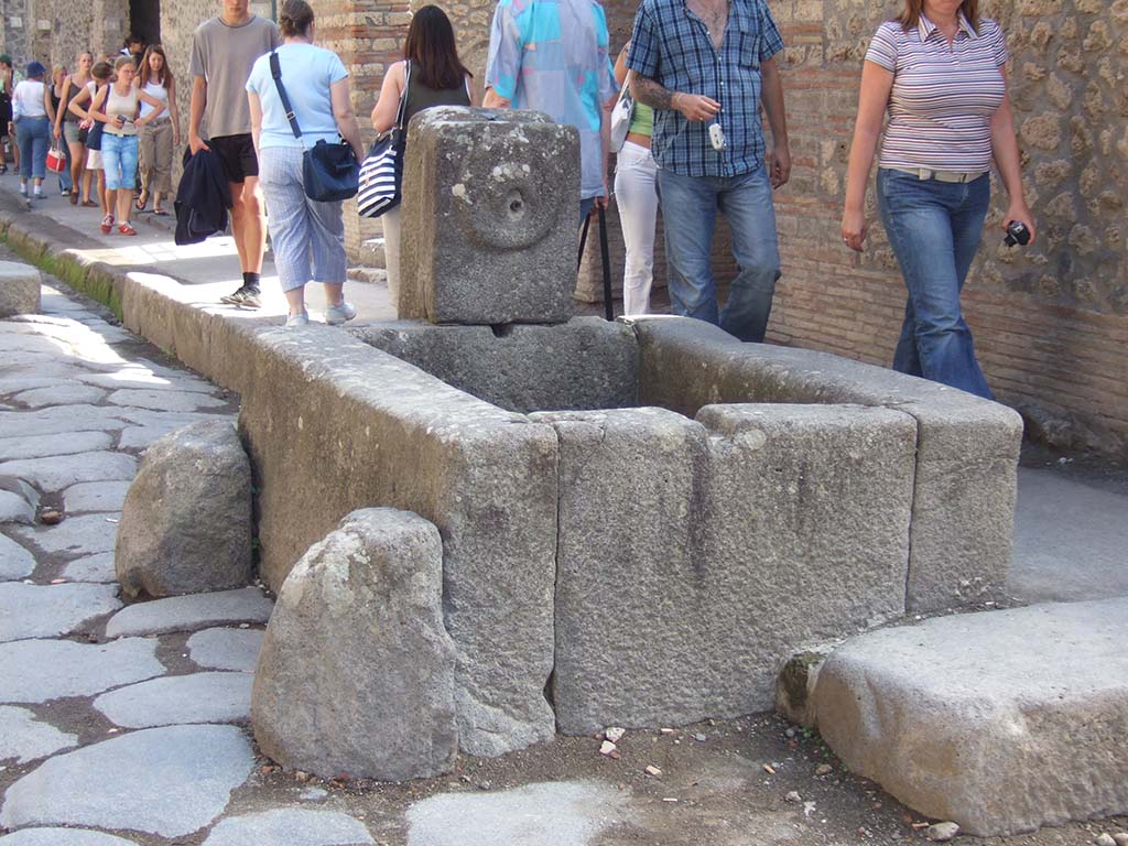 Fountain outside I.9.1 on Via dell’Abbondanza. September 2005. North and west sides of fountain.