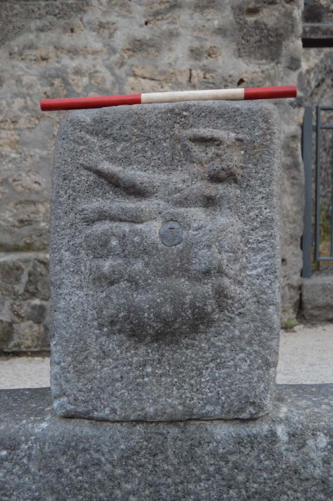 Fountain outside I.12.2 on Via dell’ Abbondanza. October 2018.
Fountain head with relief of Satyr on rock-fountain or water source.
Foto Taylor Lauritsen, ERC Grant 681269 DÉCOR.