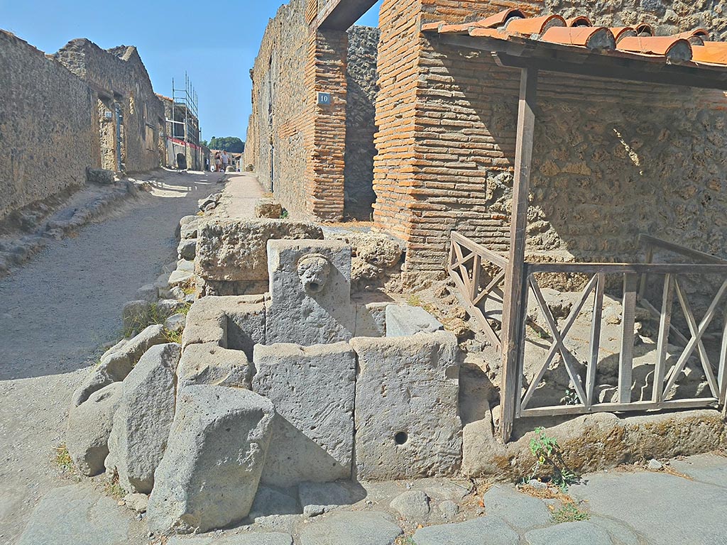 Fountain at 1.13.10, Pompeii. September 2024.
Looking west towards fountain at junction on Via di Nocera, at junction with Via di Castricio. Photo courtesy of Giuseppe Ciaramella.