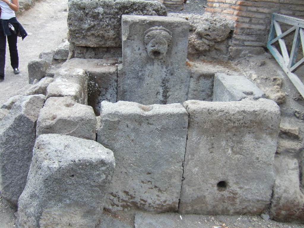 I.13.10 Pompeii. May 2006. Fountain on the corner of Via di Castricio and Via di Nocera.
