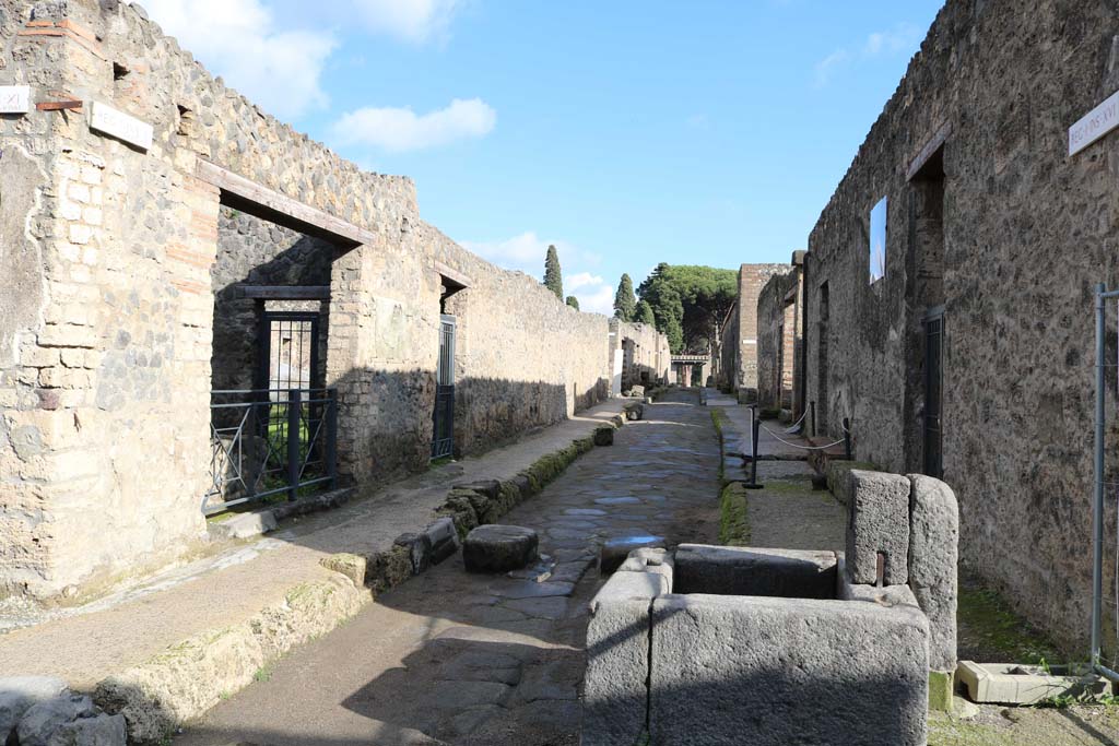 Fountain outside I.16.4 Pompeii. December 2018. Via di Castricio. Looking east along I.11, on left, and I.16, on right.
Photo courtesy of Aude Durand.