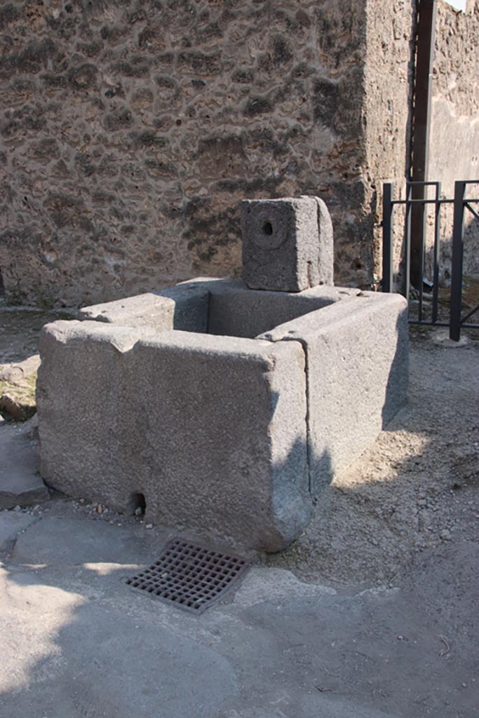 Fountain outside I.16.4 Pompeii. October 2022.
Looking south-east. Photo courtesy of Klaus Heese.