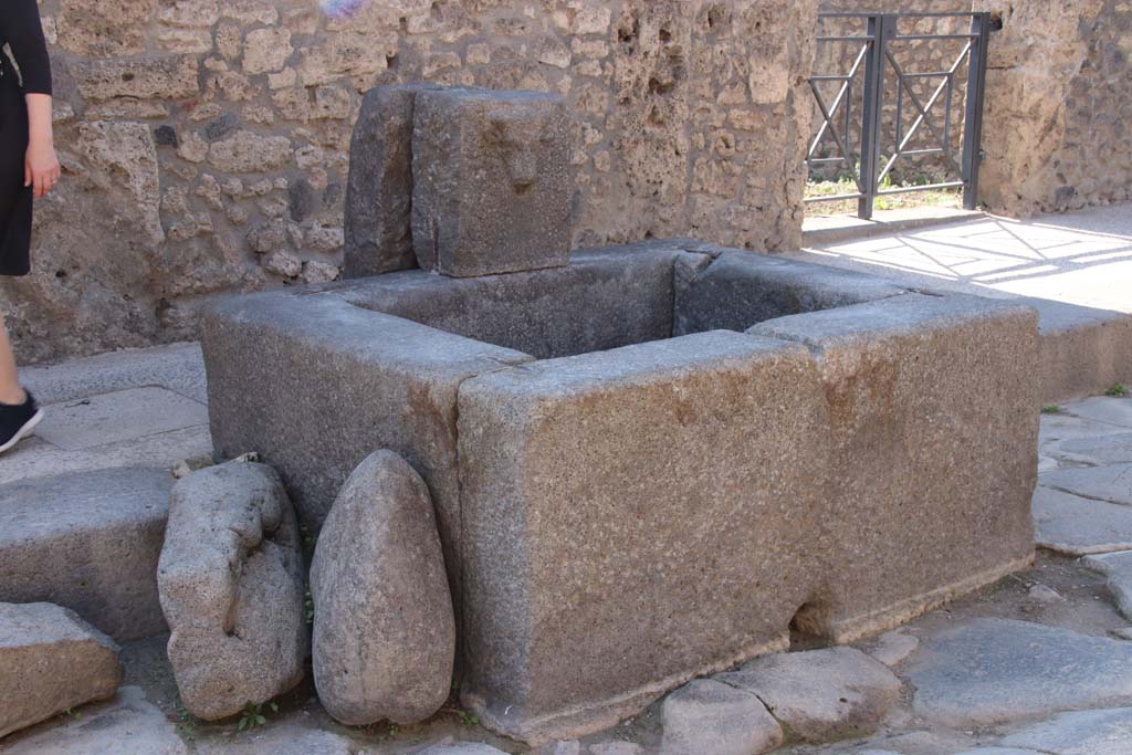 Fountain on Via dell’ Abbondanza between II.1.2 and II.1.3. September 2017. Photo courtesy of Klaus Heese.