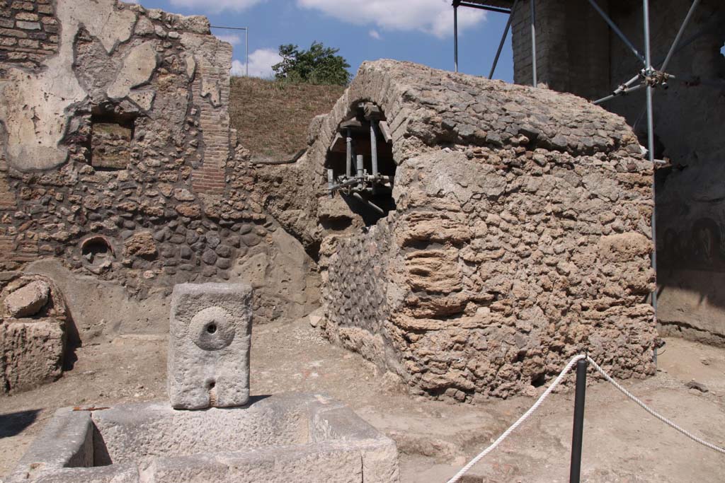 Fountain at V.8, Pompeii. September 2021. 
Looking north to fountain, on its right side at the rear is the Well. Photo courtesy of Klaus Heese.

