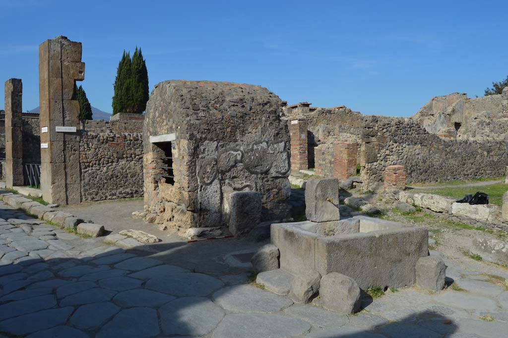 Pompeii Fountain at VI.1.19, October 2017.
Looking north-east on Via Consolare, towards well, street shrine and fountain, at junction with Vicolo di Narciso.
Foto Taylor Lauritsen, ERC Grant 681269 DÉCOR.