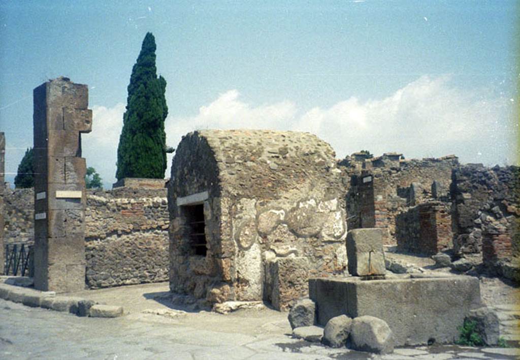 VI.1.19 Pompeii. July 2011. Public well. Photo courtesy of Rick Bauer.