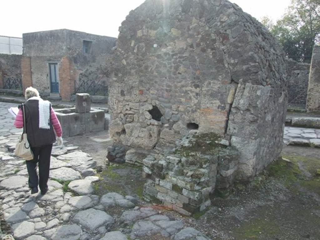 Fountain at VI.1.19 Pompeii. December 2007. Rear (east side) of public well with remains of water supply column.