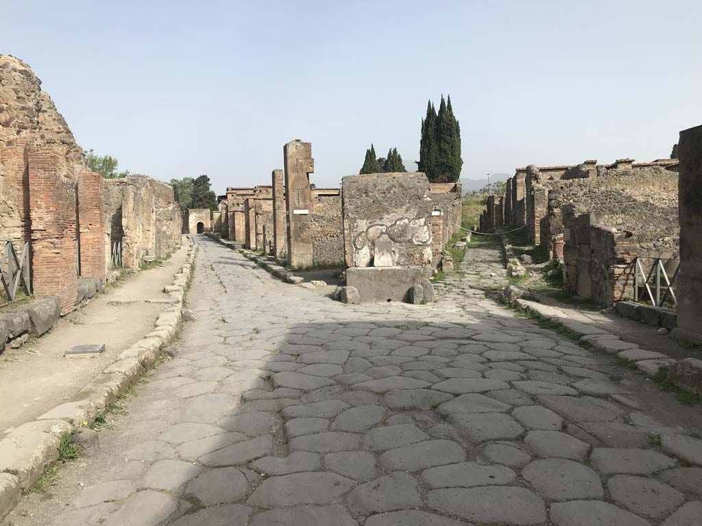 VI.1.19, Pompeii, in centre. April 2019.
Looking north towards fountain, with Via Consolare, on left, and Vicolo di Narciso, on right.
Photo courtesy of Rick Bauer.