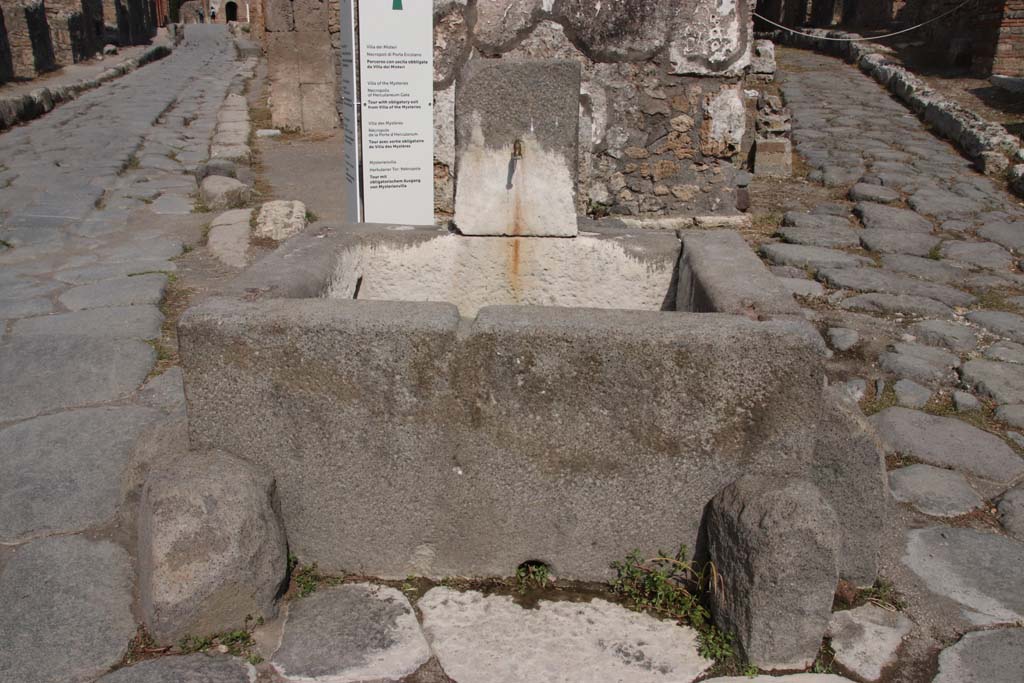 Pompeii Fountain at VI.1.19. September 2021.
Looking north at junction of Via Consolare, on left, and Vicolo di Narcisso, on right. Photo courtesy of Klaus Heese.