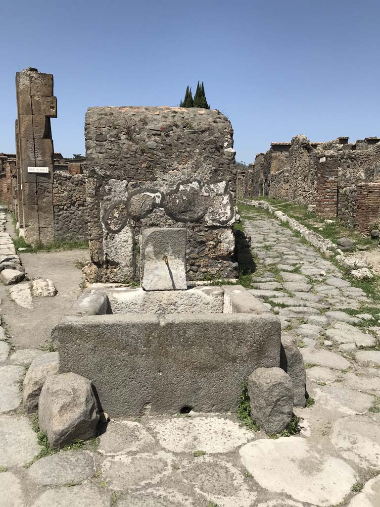 Pompeii Fountain at VI.1.19. April 2019. Looking north at junction of Via Consolare and Vicolo di Narcisso.
Photo courtesy of Rick Bauer.