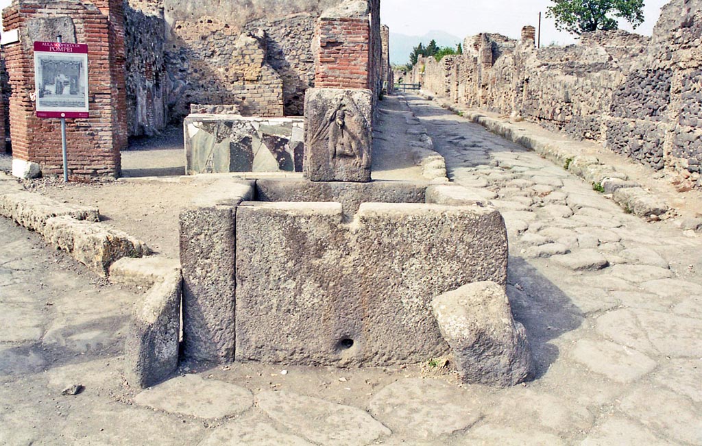 Fountain outside VI.3.20, Pompeii. October 2001.
Looking north at junction of Via Consolare, on left, and Vicolo di Modesto, on right. Photo courtesy of Peter Woods.