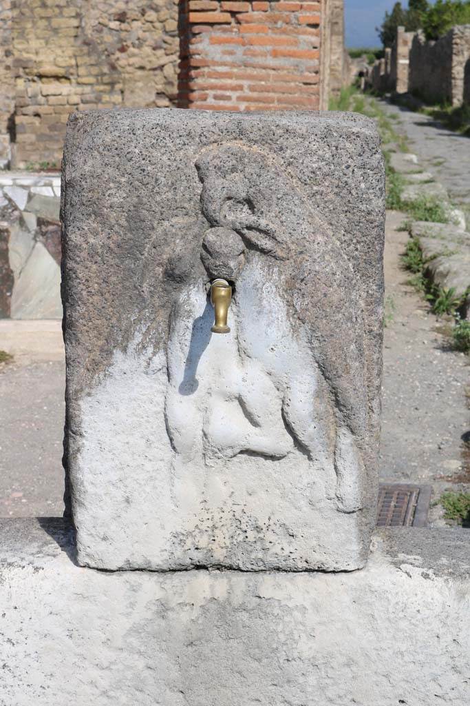 Fountain outside VI.3.20. December 2018.
Relief on pilaster of fountain of an eagle holding a hare in its talons. Photo courtesy of Aude Durand.
