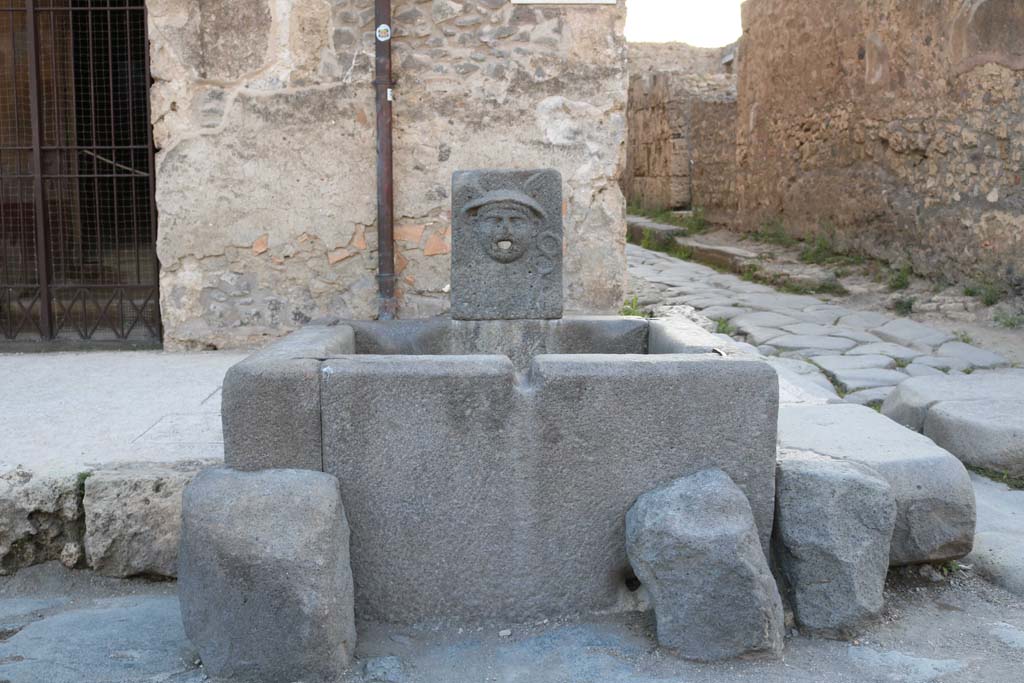 Fountain of Mercury at VI.8.24. December 2018.
Looking towards fountain on west side of Via di Mercurio. Photo courtesy of Aude Durand.