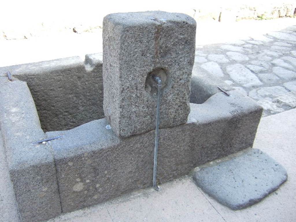 Fountain of Mercury at VI.8.24 from rear. September 2005. Looking east.