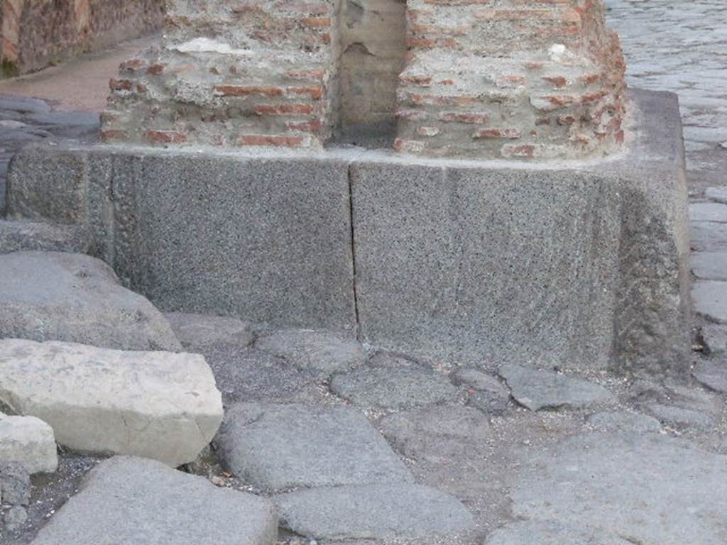 Fountain at base of Arch of Caligula on Via Mercurio at VI.10.10. December 2006.
The junctions of the original fountain basins can be seen.
Nach Hans Eschebach: Am Bogen des Caligula der ebenfalls in Marmor inkrustiert war, sieht man an der Südseite die Ansätze für zwei später entfernte Lavabecken.
According to Hans Eschebach: At the arch of the Caligula, which was also clad in marble, you can see on the south sides the junctions for two later removed lava corners.
See Eschebach, H., 1983. Pompeii, Herculaneum, Stabiae; Bollettino dell’Associazione Internazionale Amici di Pompei 1, p. 13 Kat Nr. 15, p. 26-7, fig. 38.