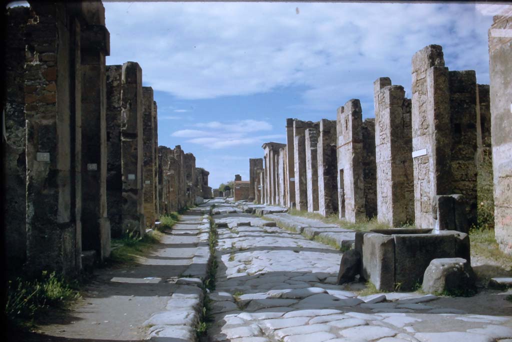 Fountain outside VI.13.7. Via della Fortuna, Pompeii. November 1958.
Looking west between VII.4 and VI.13 towards junction with Via dell Foro, and Arch on Via Di Mercurio, with VI.13, on right.
Photo courtesy of Rick Bauer.