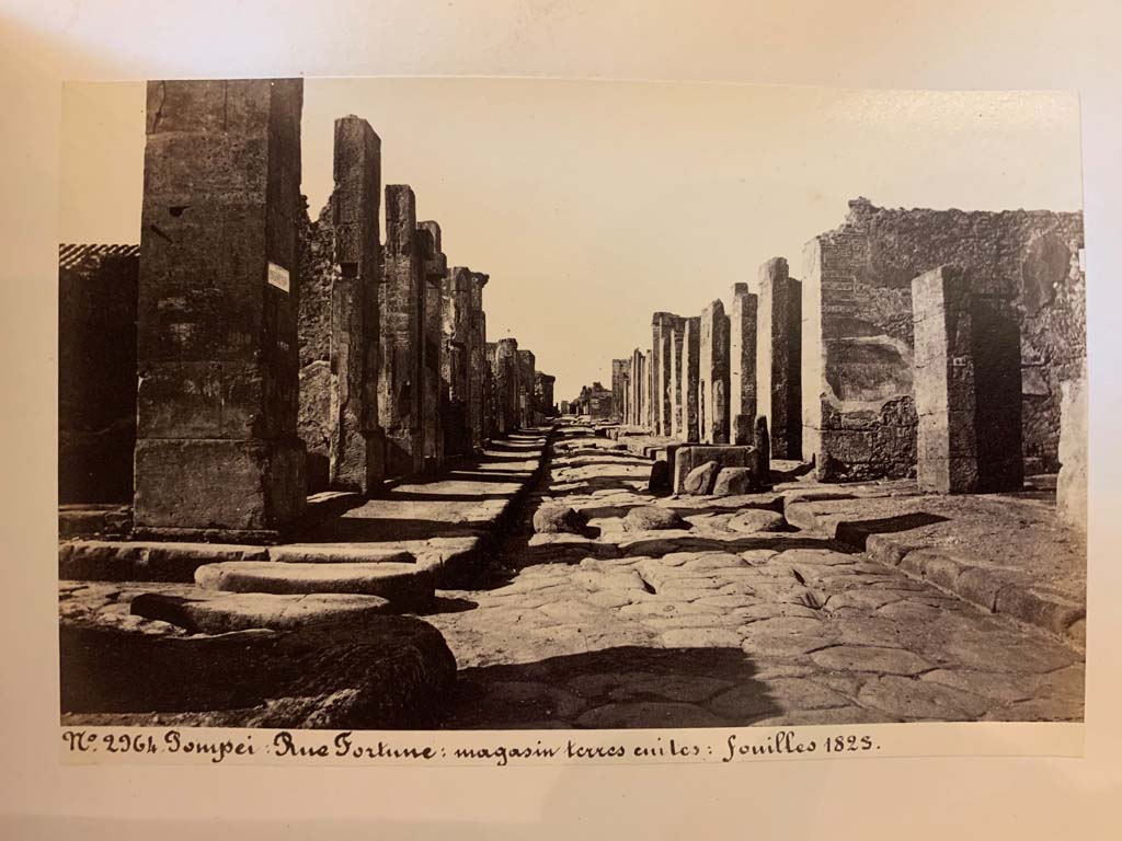 Fountain outside VI.13.7. Via della Fortuna between VII.4 and VI.13, looking west.
From an album of Michele Amodio dated 1874, entitled “Pompei, destroyed on 23 November 79, discovered in 1745”.
Photo courtesy of Rick Bauer.