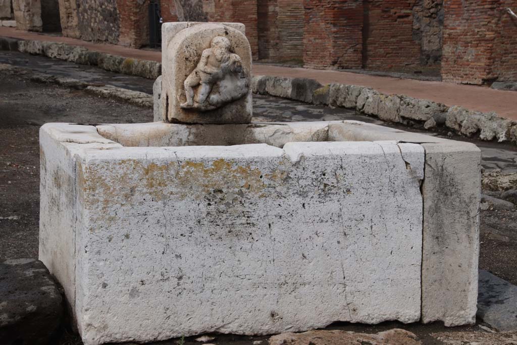 Fountain outside VI.14.17 Pompeii. October 2020. Looking north towards Via del Vesuvio. Photo courtesy of Klaus Heese.