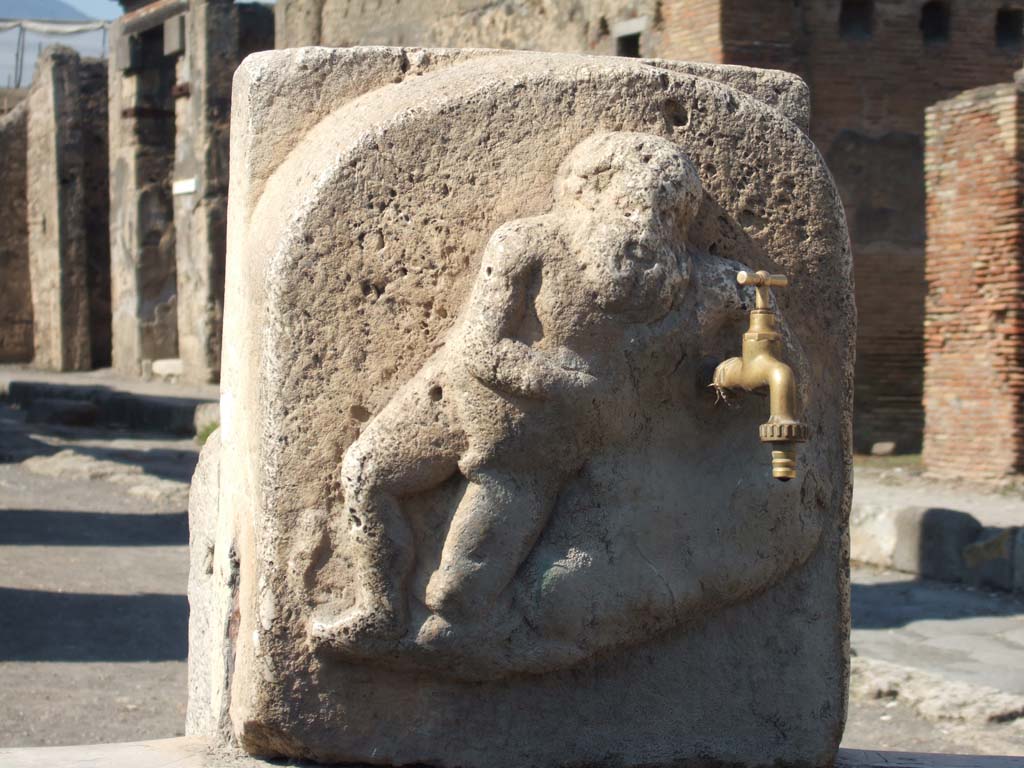 Fountain outside VI.14.17. September 2005. Marble relief of Silenus as fountain-god resting on a wineskin.
See Eschebach, L., 1993. Gebäudeverzeichnis und Stadtplan der antiken Stadt Pompeji. Köln: Böhlau. (p.211)
