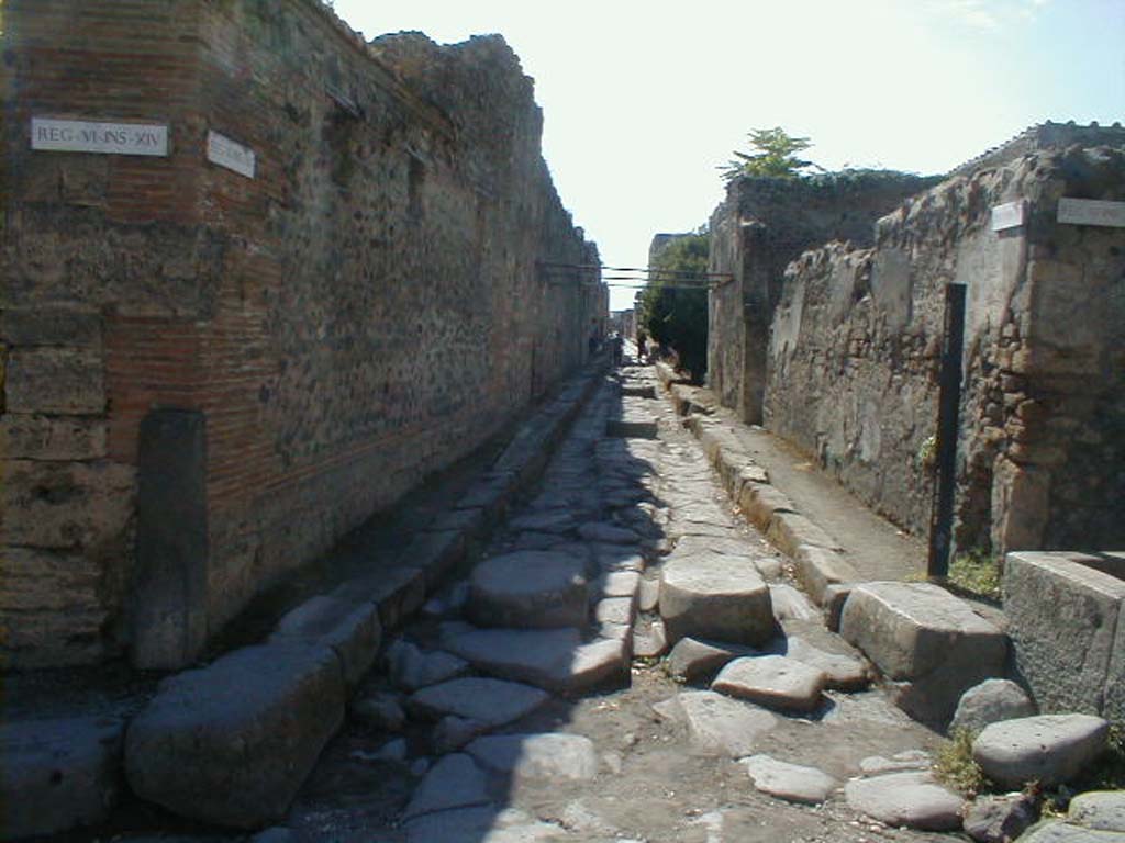 VI.14, on left. September 2004. Vicolo di Mercurio, looking west. VI.16.3 and fountain, on right.