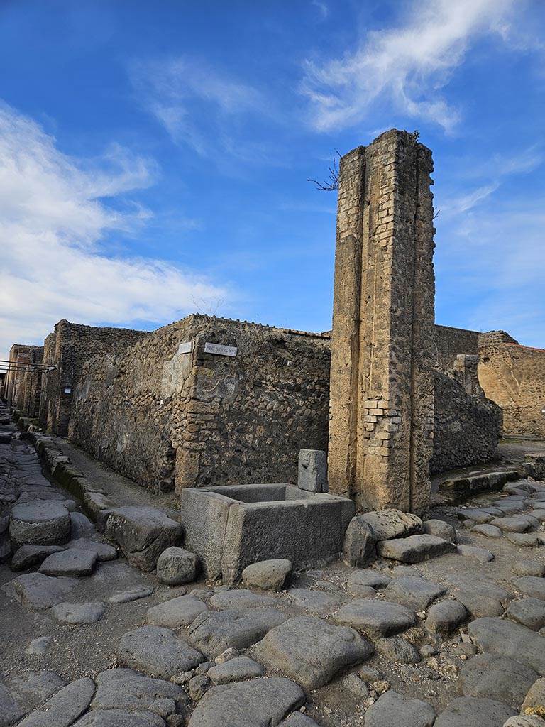 Fountain and water column between VI.16.3 and VI.16.4. November 2024.
Looking north-west from junction of Vicolo di Mercurio, on left, and Via del Vesuvio, on right.
Photo courtesy of Annette Haug.